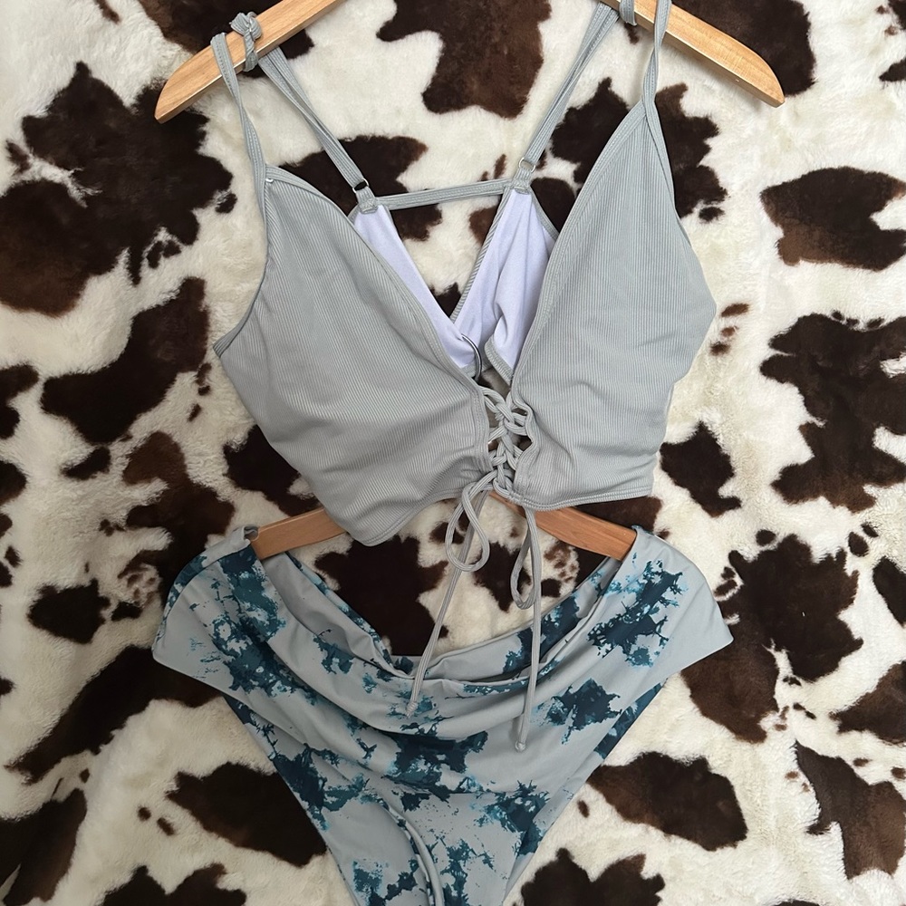 Bikini - Picture 2 of 2